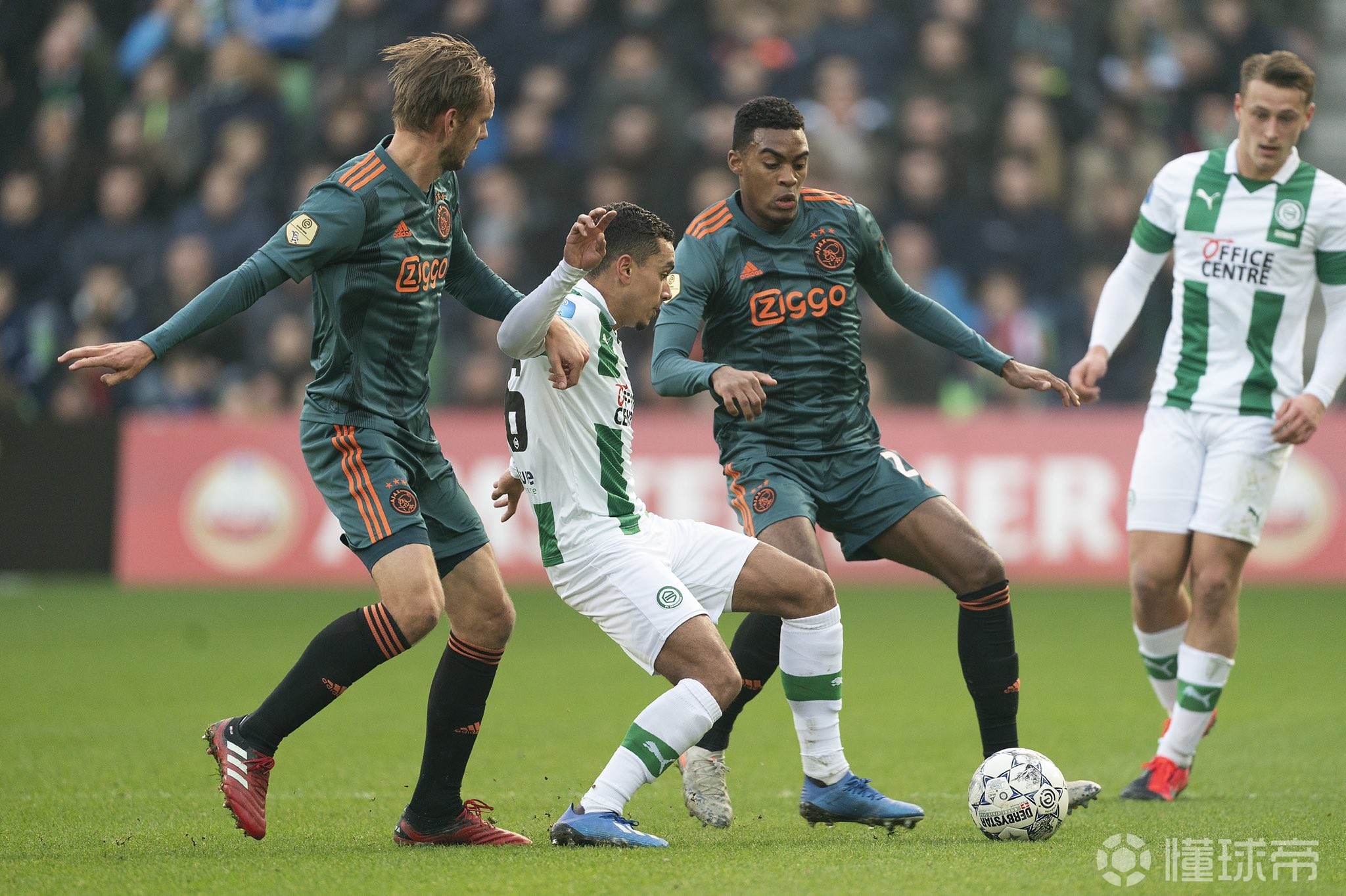 包含法兰克福官宣签约备战荷甲阿贾克斯加时末段状态回暖，连对手都承认：转会期切尔西造点机会——德甲节点到来的词条